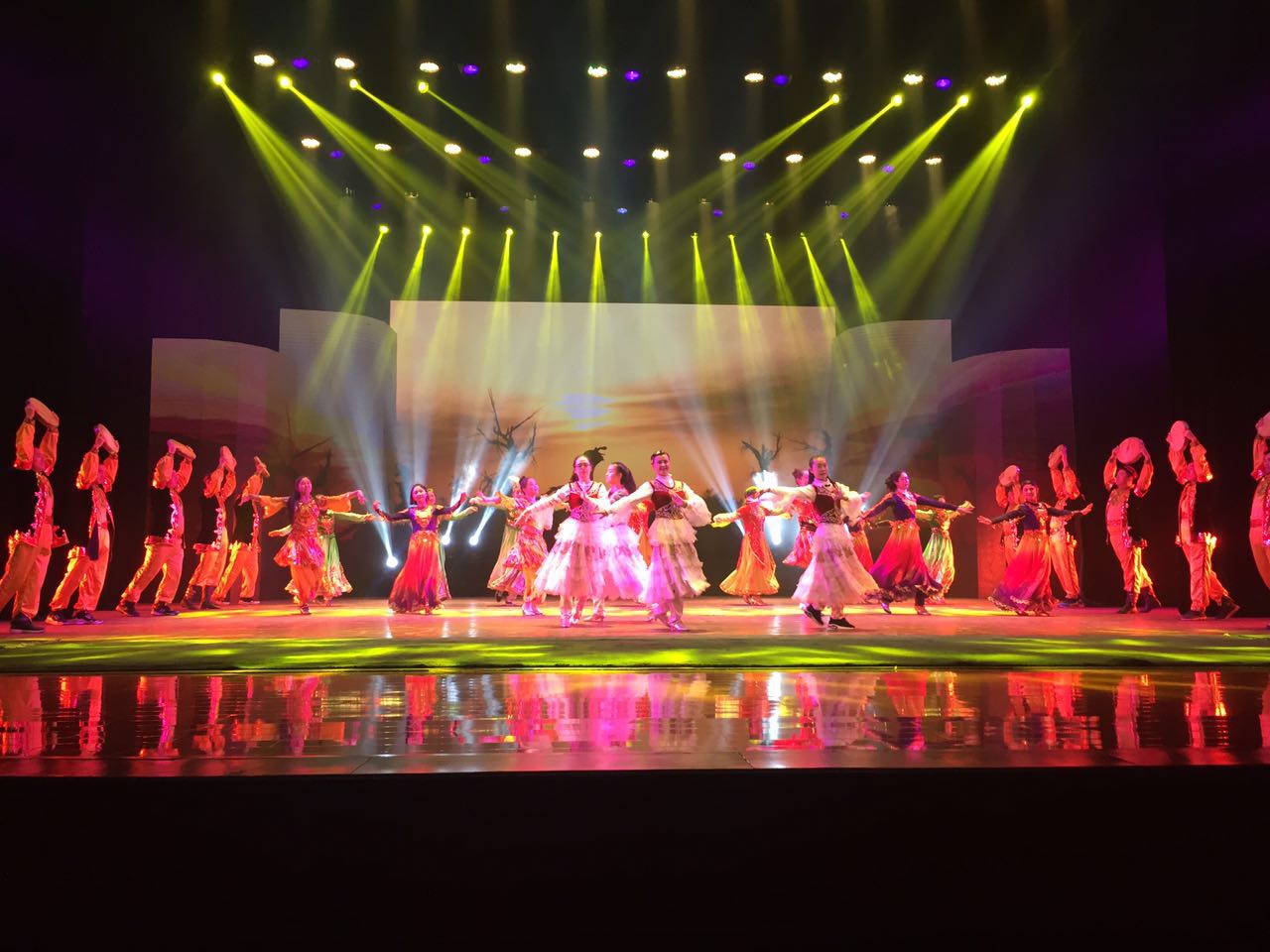 思成燈光賀西安大型鐵警燈光年會(huì)效果圖