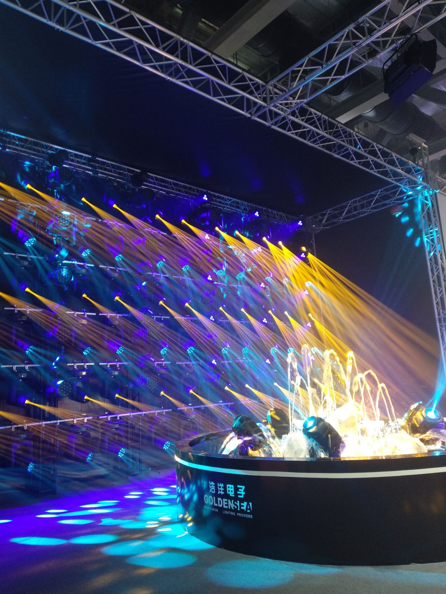 2018年廣州國際燈光音響展各商家的舞臺(tái)燈光設(shè)備精彩紛呈展現(xiàn)效果圖