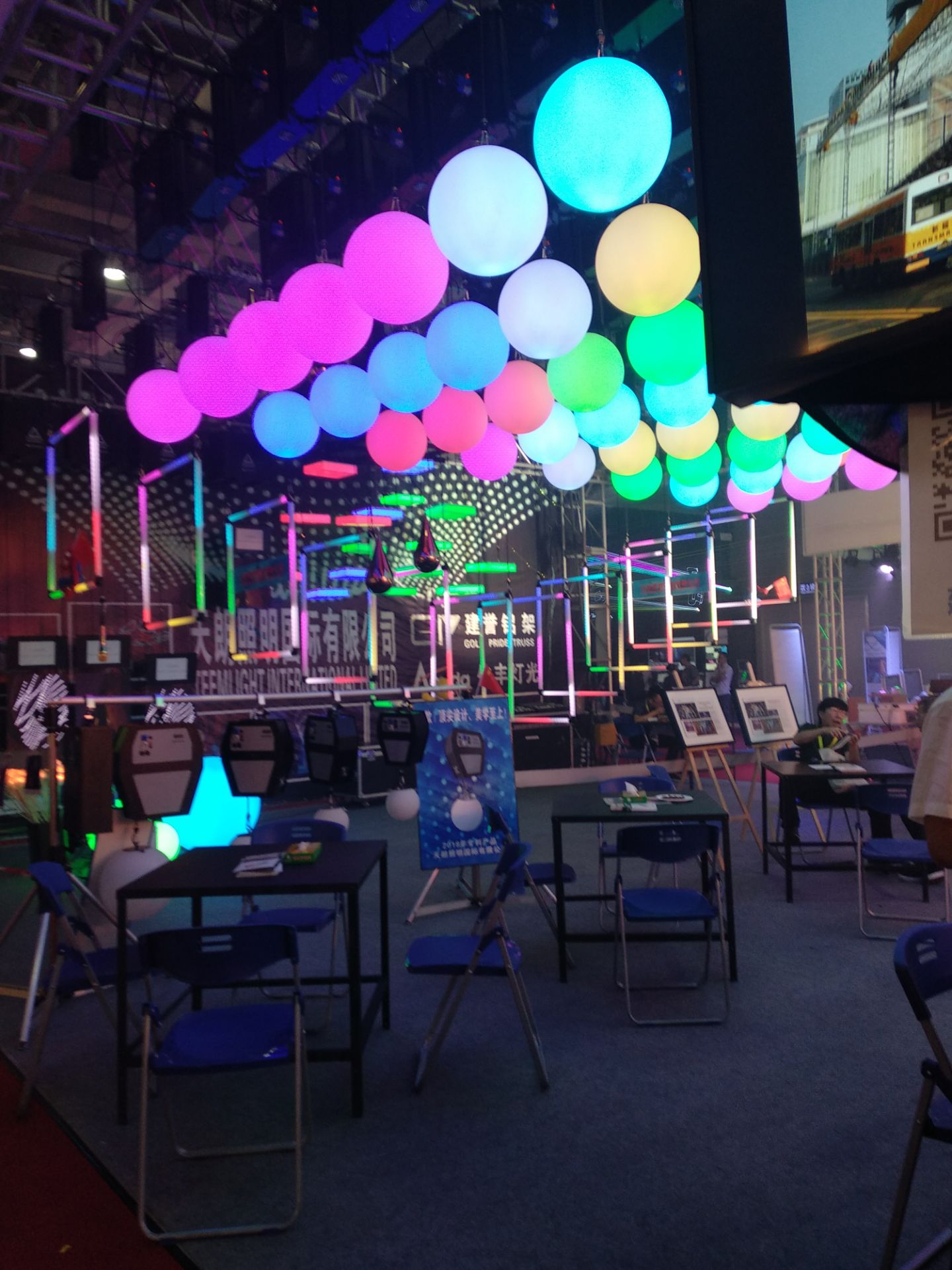 2018年廣州國際燈光音響展各商家的舞臺(tái)燈光設(shè)備精彩紛呈展現(xiàn)效果圖